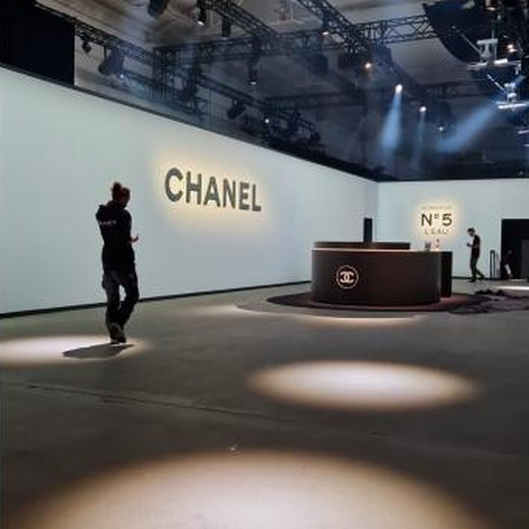 Leere Eventhalle vor Veranstaltungsbeginn, Bühne und Lichtaufbau