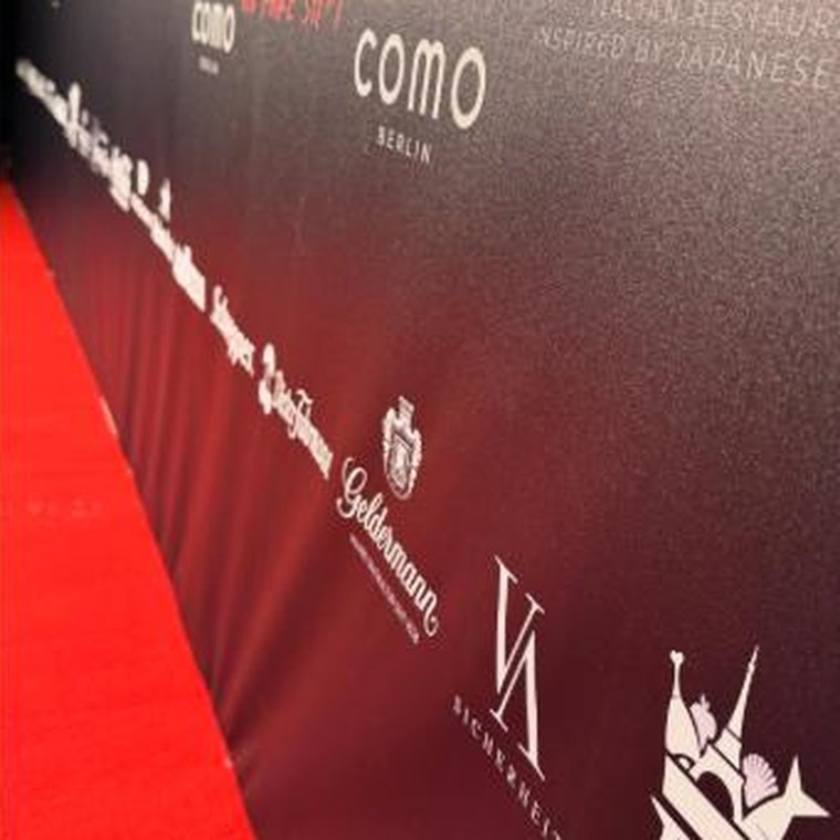 Roter Teppich mit Sponsorenwand vor einer Abendveranstaltung