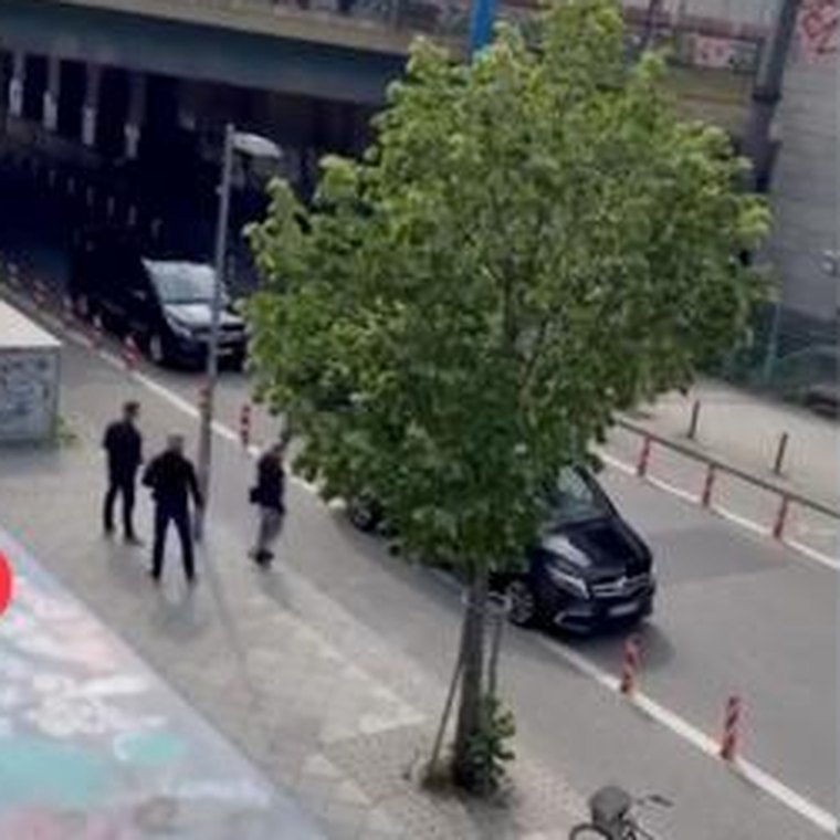 Zwei Kräfte auf einer Berliner Straße im Einsatz