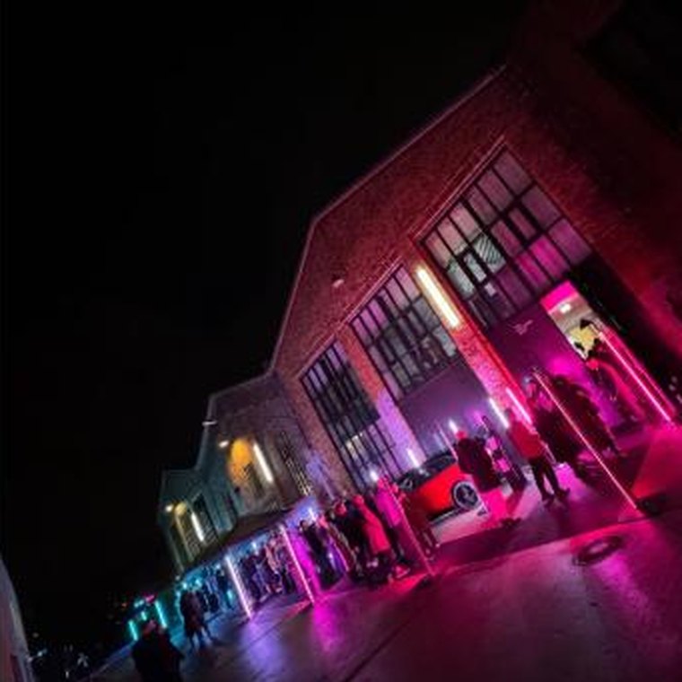 Abendveranstaltung in den Reinbeckhallen, Außenbereich bei Nacht